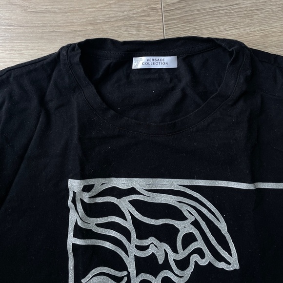 Men’s Versace T-Shirt (fits like a medium!) - Picture 2 of 3